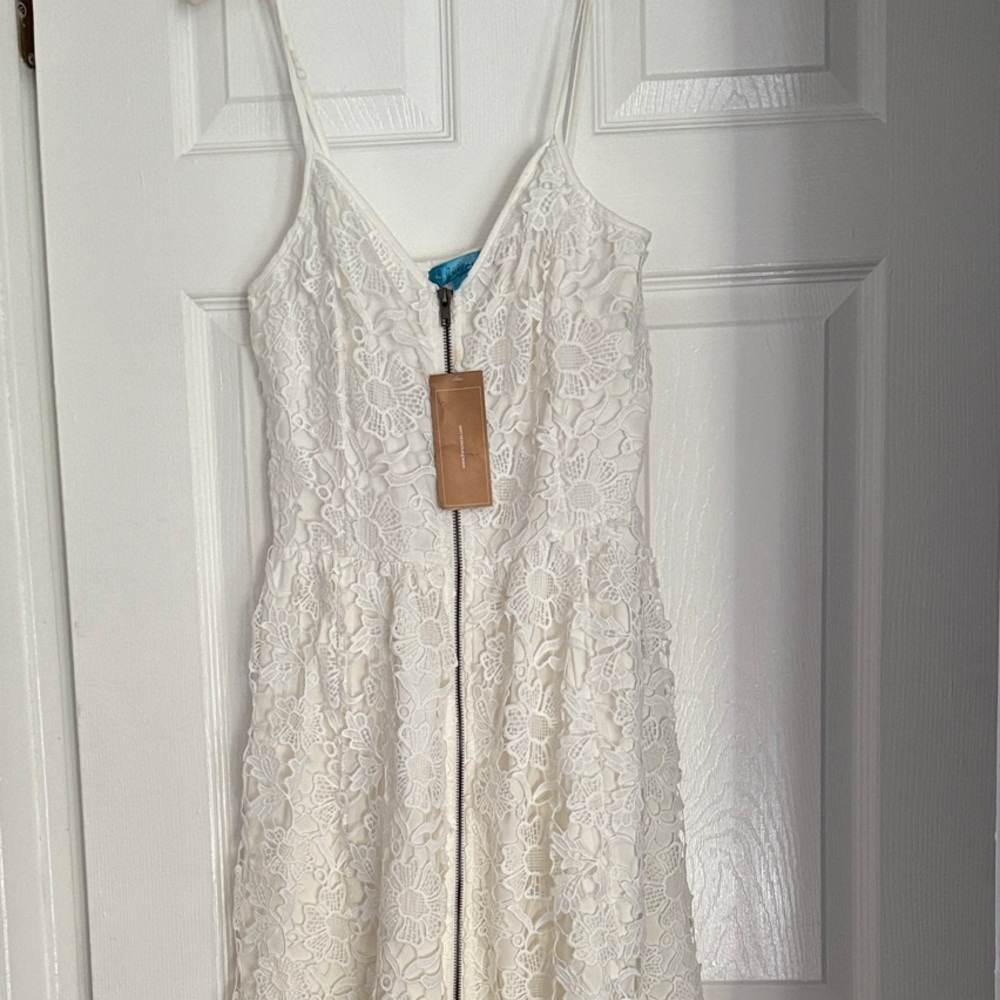 Ladies Lace V-Neck Spaghetti Strap Dress in Ivory